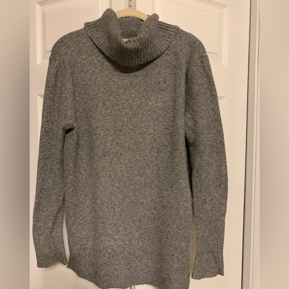 So Women’s/Jr’s Turtleneck, Good Condition, Size is XS Buts Fits XS to Medium